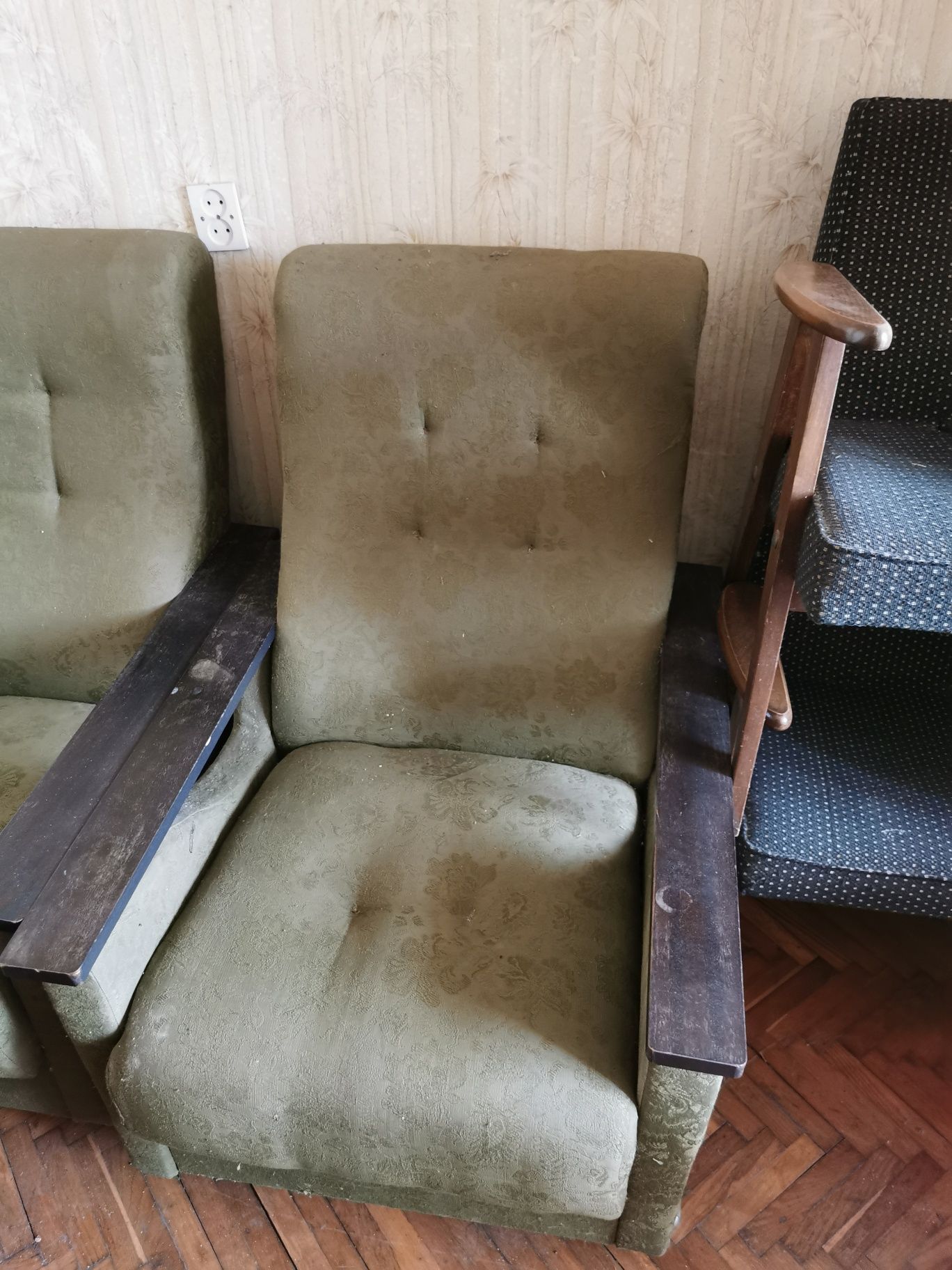 Stare fotele z drewnianymi podłokietnikami do odświeżenia