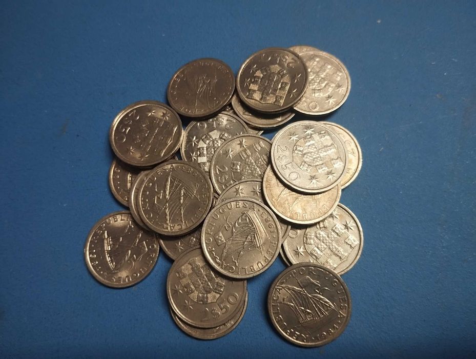 28 Moedas 2,5 escudos Cupro-Níquel