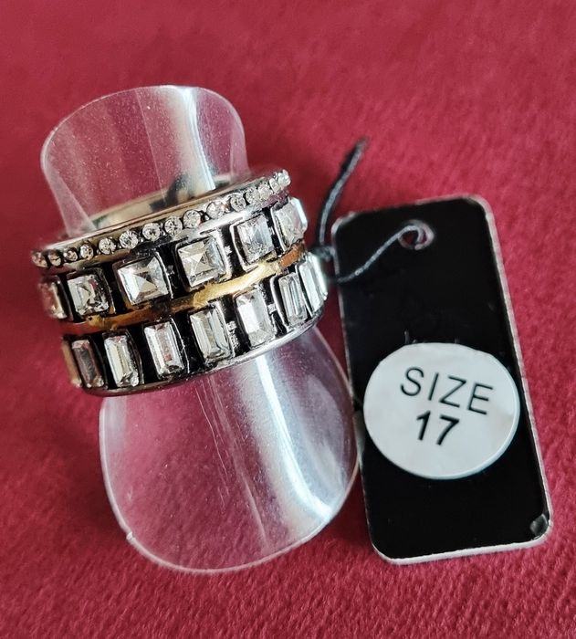 Anel bicolor, em aço, com zirconias e pedras de vidro. T17