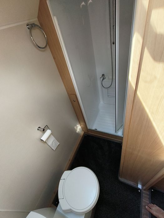 Elddis mover namiot łóżko małżeńskie oddzielny prysznic niskie dmc