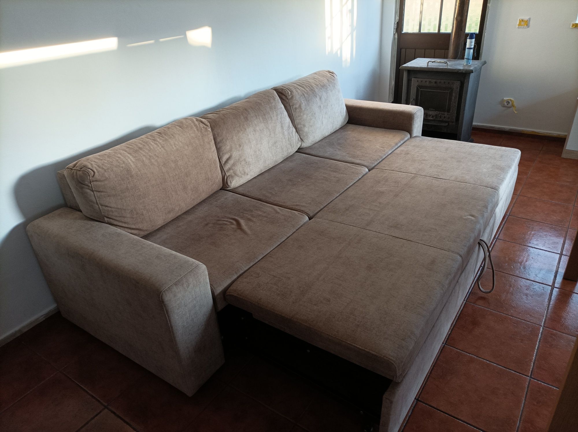 Sofá-cama de cor camel