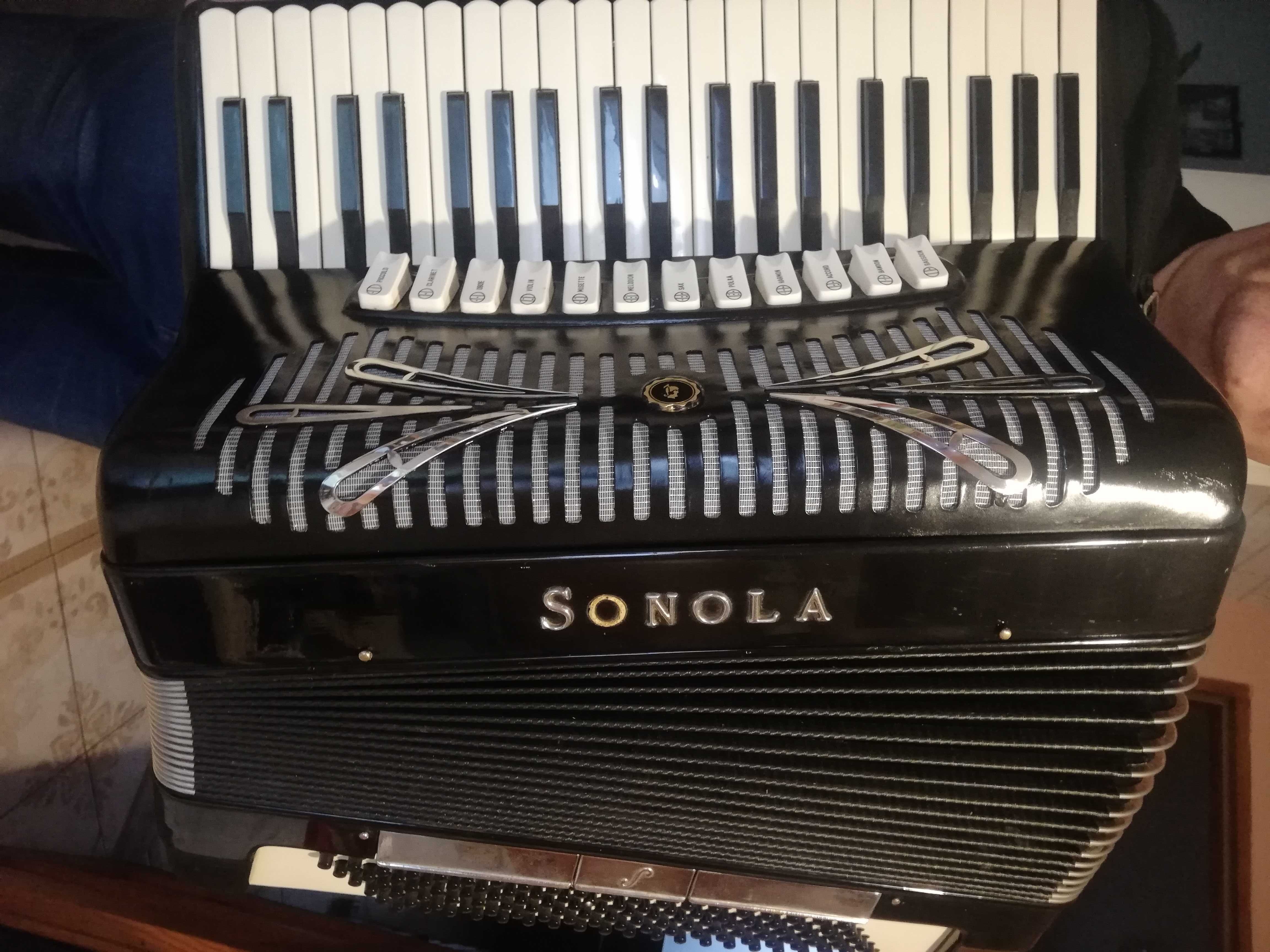 Włoski   akordeon Sonola model R 465