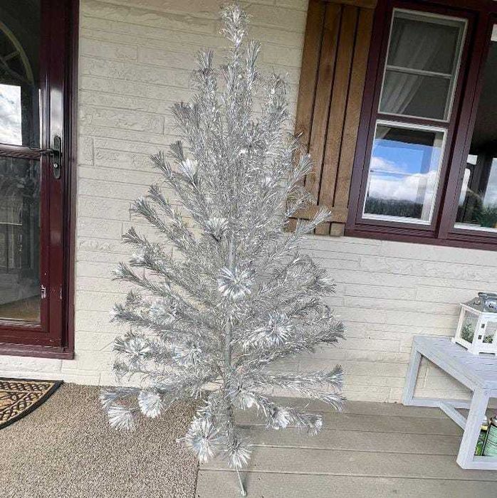 A árvore de Natal vintage em alumínio prateado da Peco