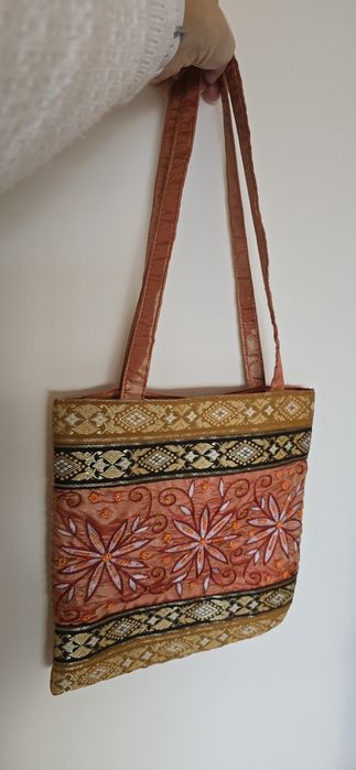 Mala indiana de pano e missangas.