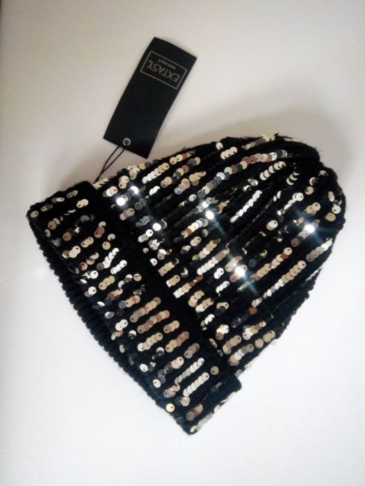 шапка Zara женская черная с пайетками