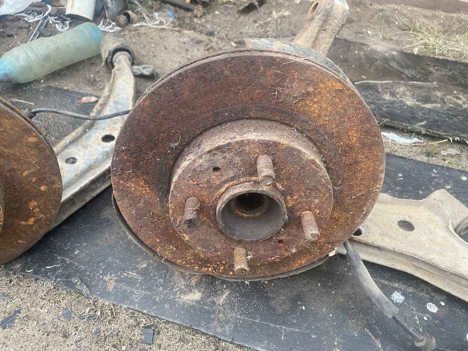 Рычаги с кулаками и дисками Nissan Almera