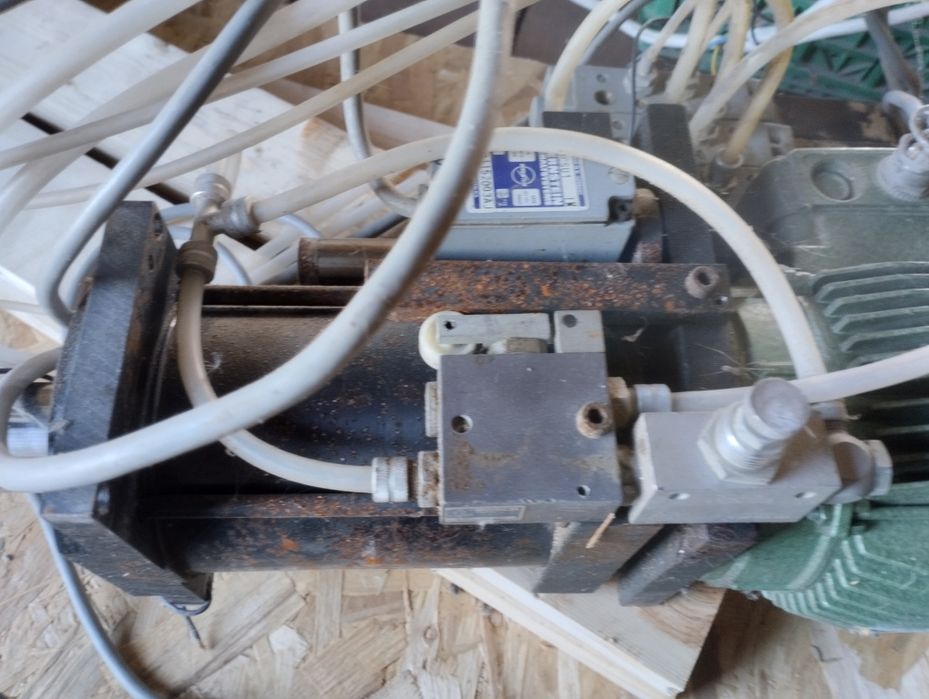 Silnik 1.6 kw z siłownikiem oraz pneumatyką