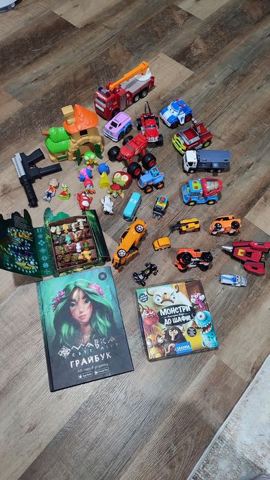 Дитячі іграшки (машинки, трансформери, фігурки, книга, гра)