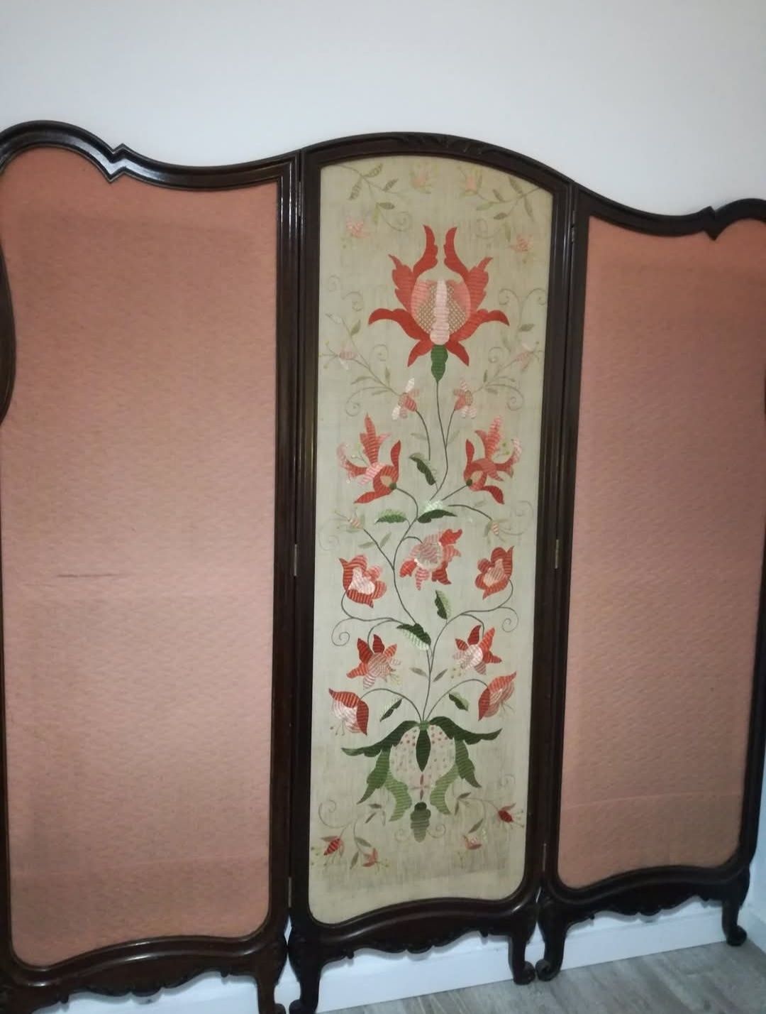 Biombo com bordado castelo branco