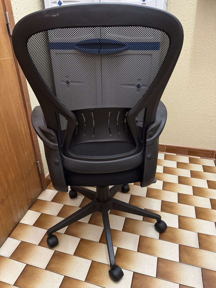 Cadeira de escriório preta com rodas