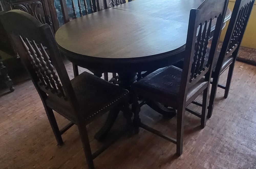 Mesa de sala , com 8 cadeiras algumas danificadas