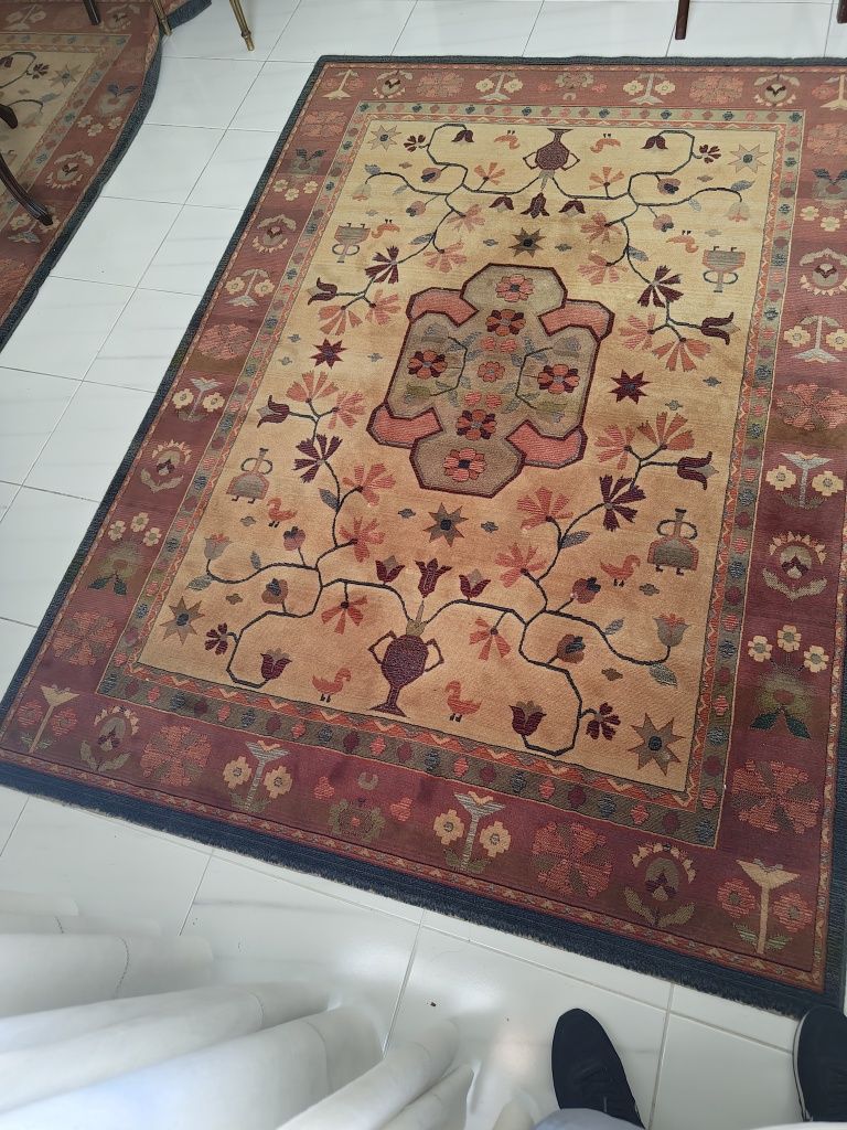 Vendo duas carpetes em excelente estado de conservação