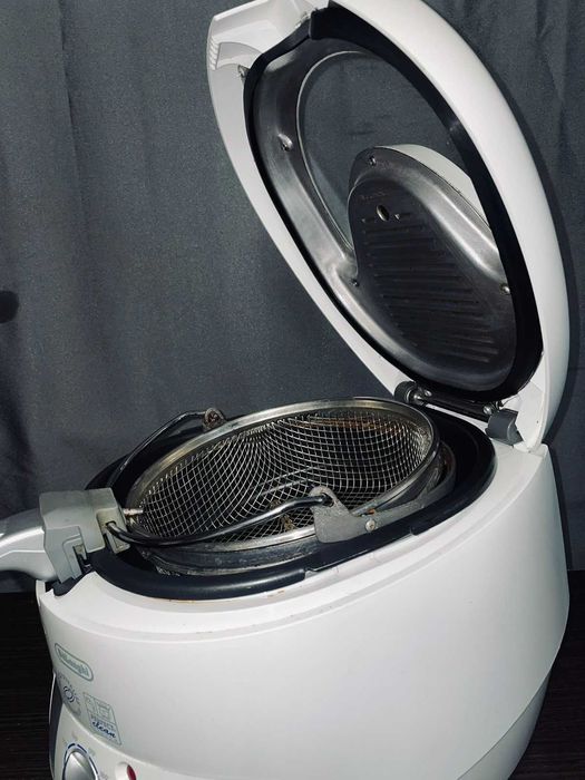 Фритюрница DeLonghi (Делонги) оригинал, корзина с наклоном, как НОВАЯ