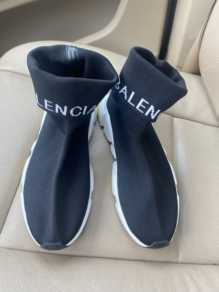 Balenciaga 42 ………………………….