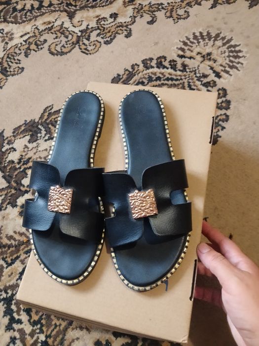 Шкіряні шльопанці