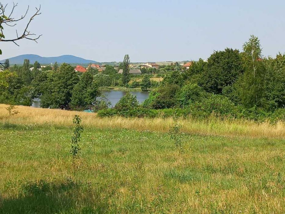 Будинок під реконструкцію  в с.Середнє над озером