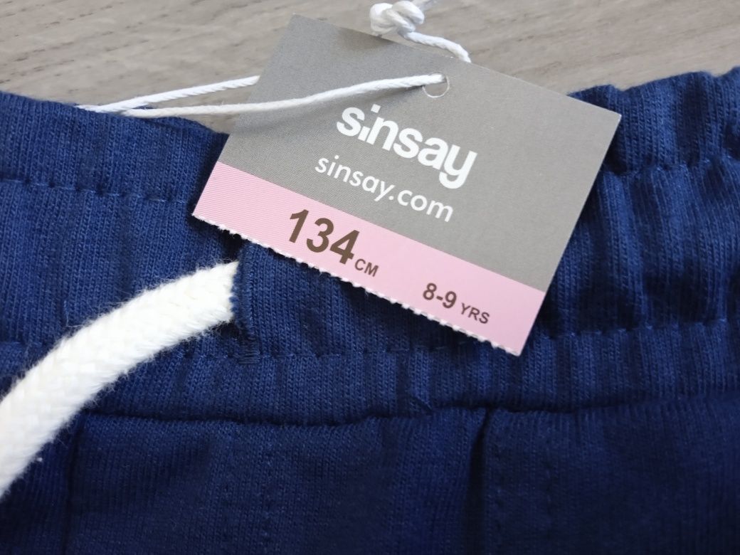 Nowe spodnie Sinsay 134 dla chłopca