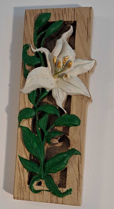 Kwiat lilii, ręcznie malowany, płaskorzeźba w drewnie PIĘKNA