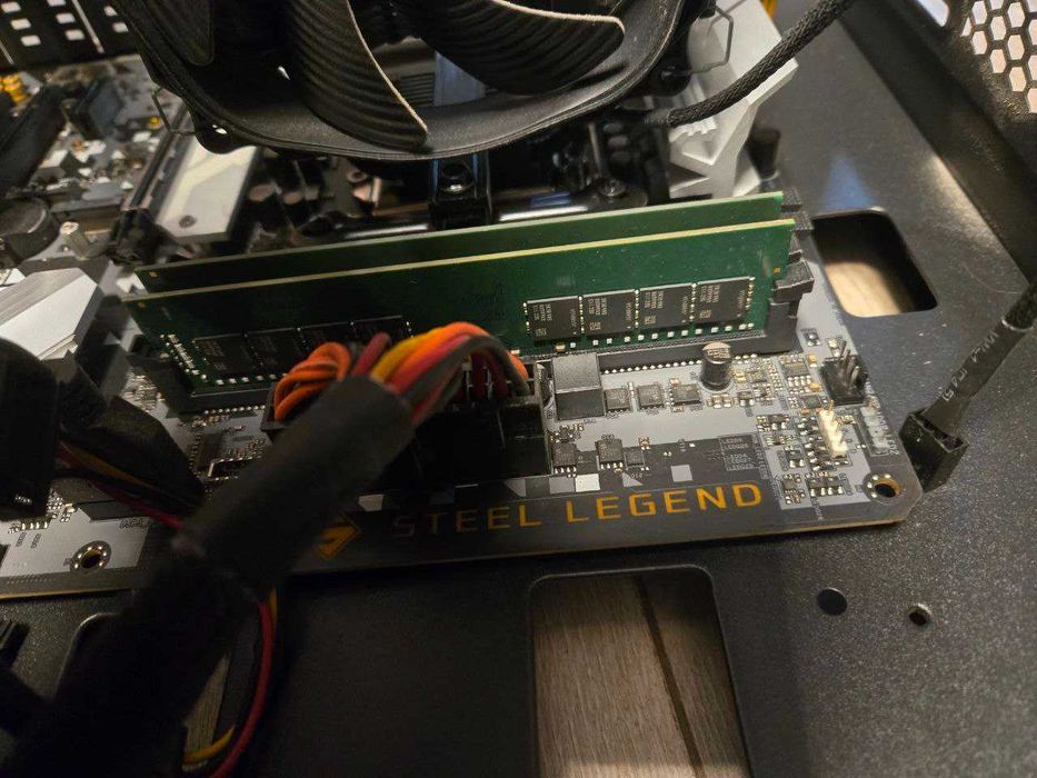 Komputer z procesorem i7 11700, 64 GB RAM