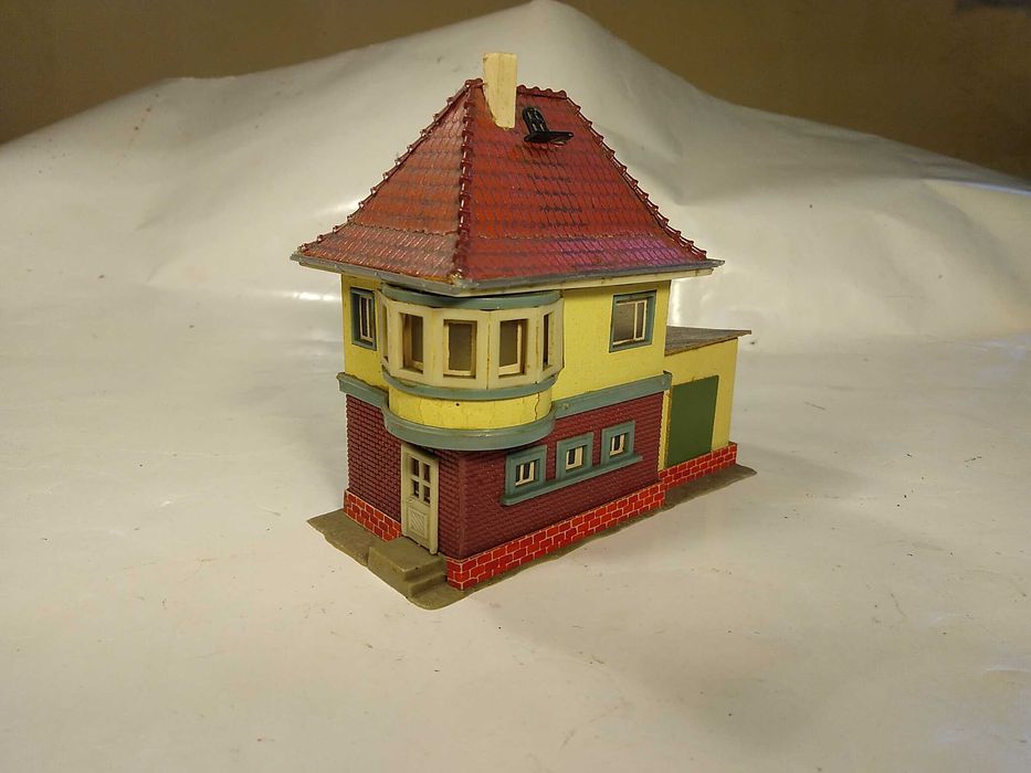 Nastawnia dworzec domki- kolejka makieta skalaH0
