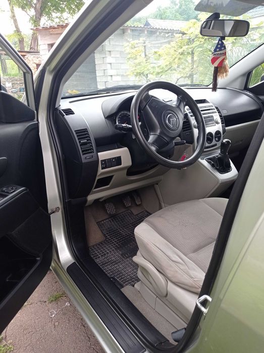 Автомобіль Mazda 5