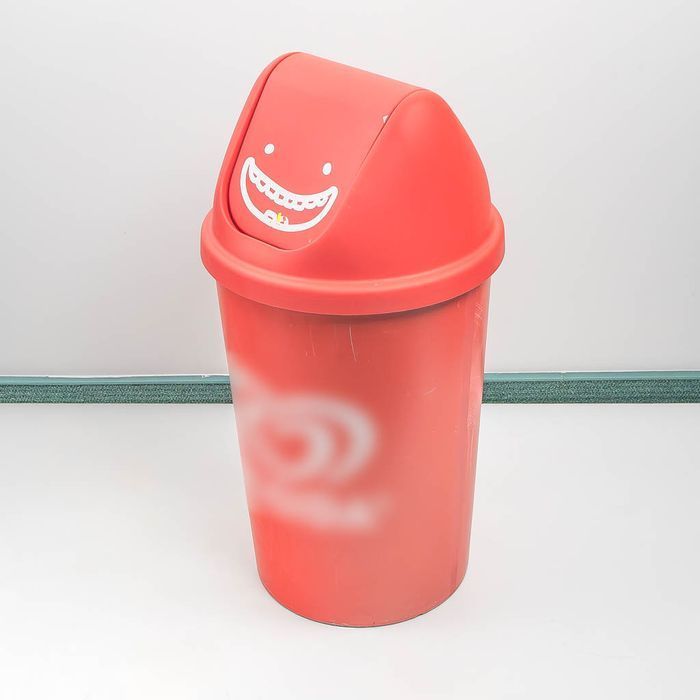 Kosz na śmieci 60L czerwony – tworzywo sztuczne, wytrzymały