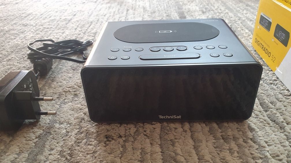 Radiobudzik Digitradio 52 DAB z ładowarką indukcyjną