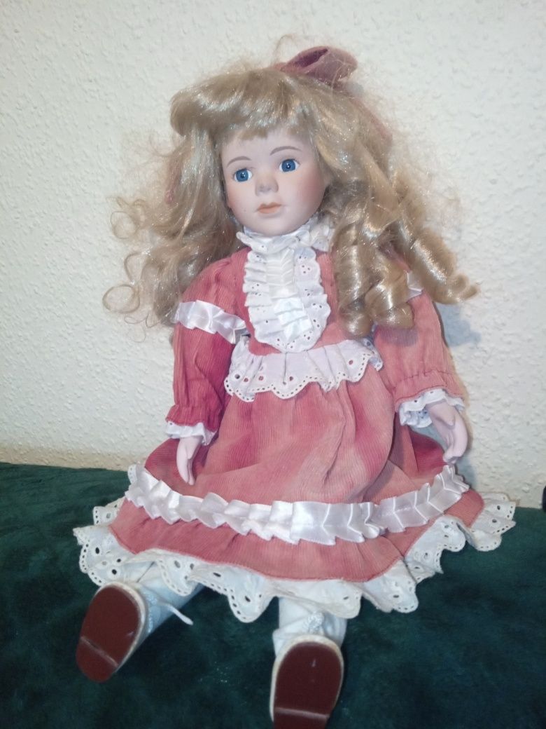 Elegancka lalka porcelanowa o wysokości 42 cm