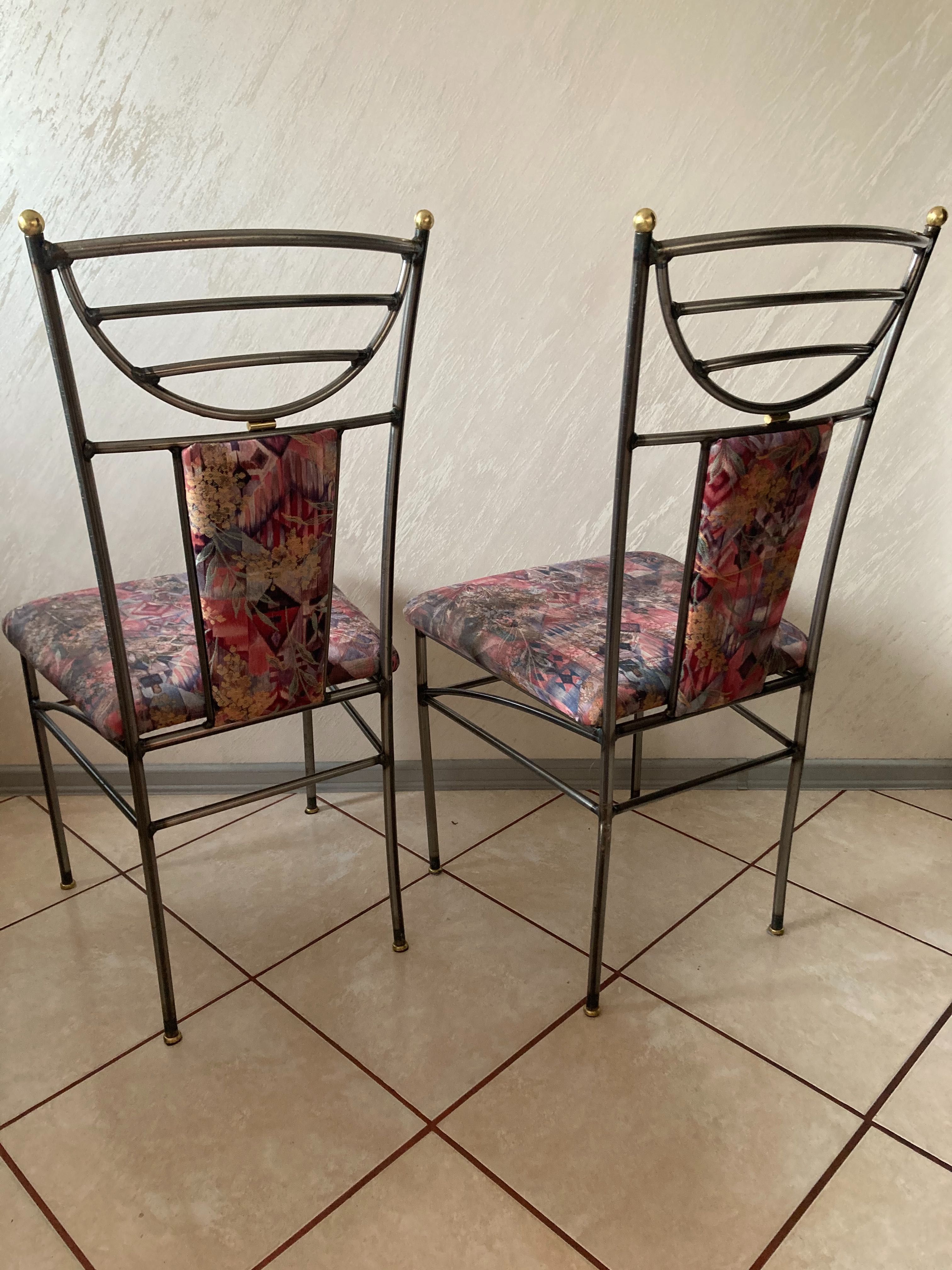 Krzesła stalowe metalowe mosiężne detale