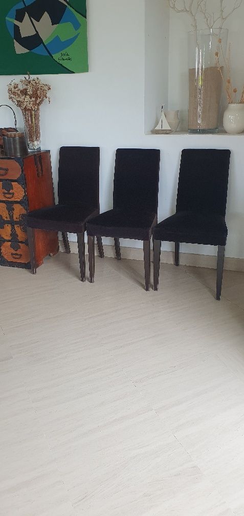 Cadeiras Area  pretas com estofo castanho pes em Vengue