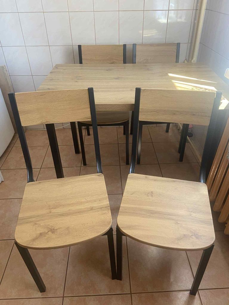 Stół z krzesłami