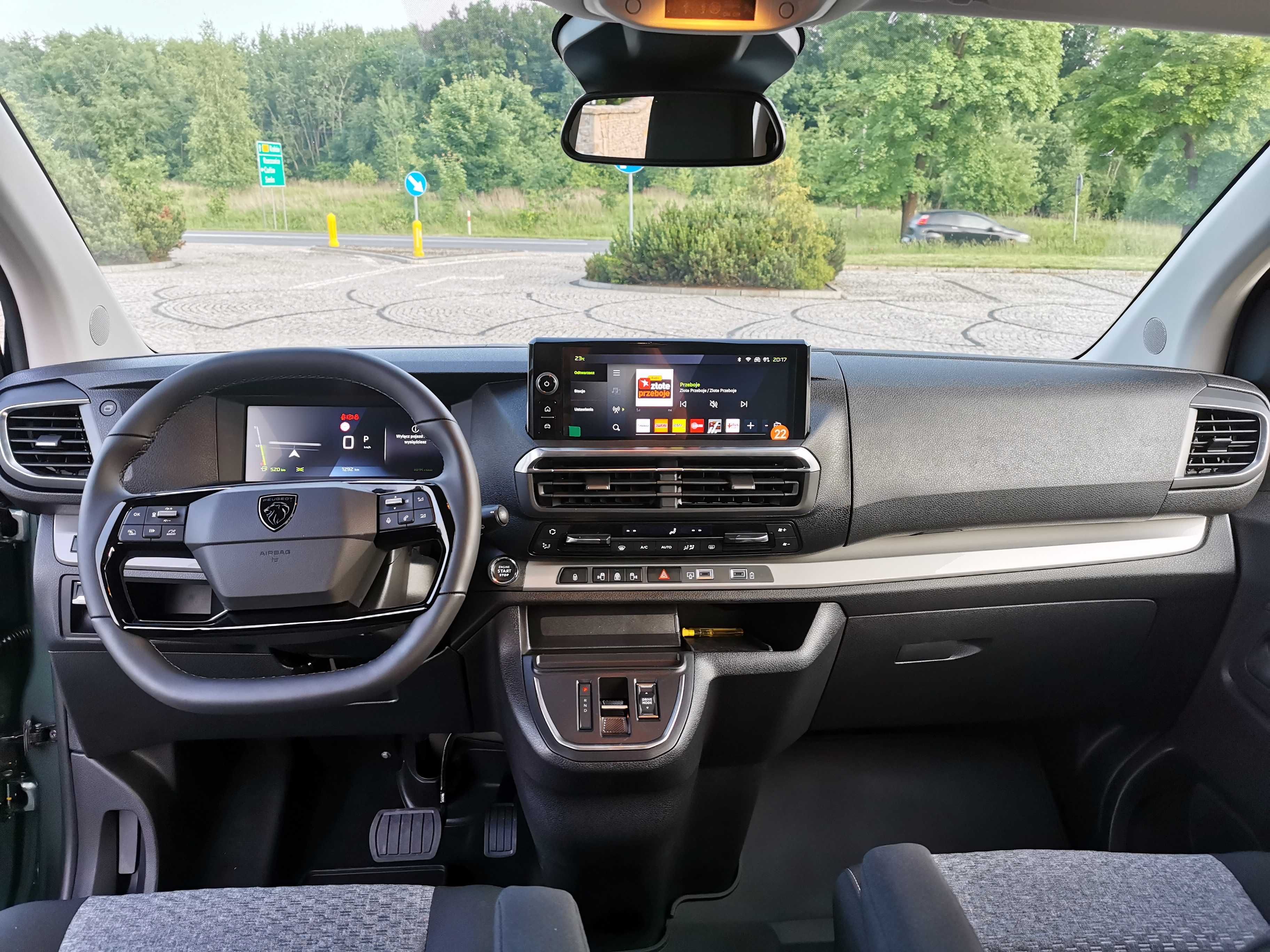 Wynajem Busa Peugeot Traveller Business NOWY