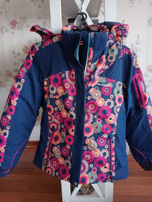 Продам лижну куртку дівчачу, розмір вказано 152