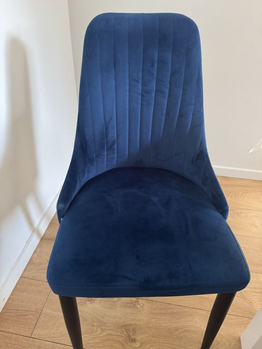 Stolik bialy rozkladany z 4 welurowymi krzesłami