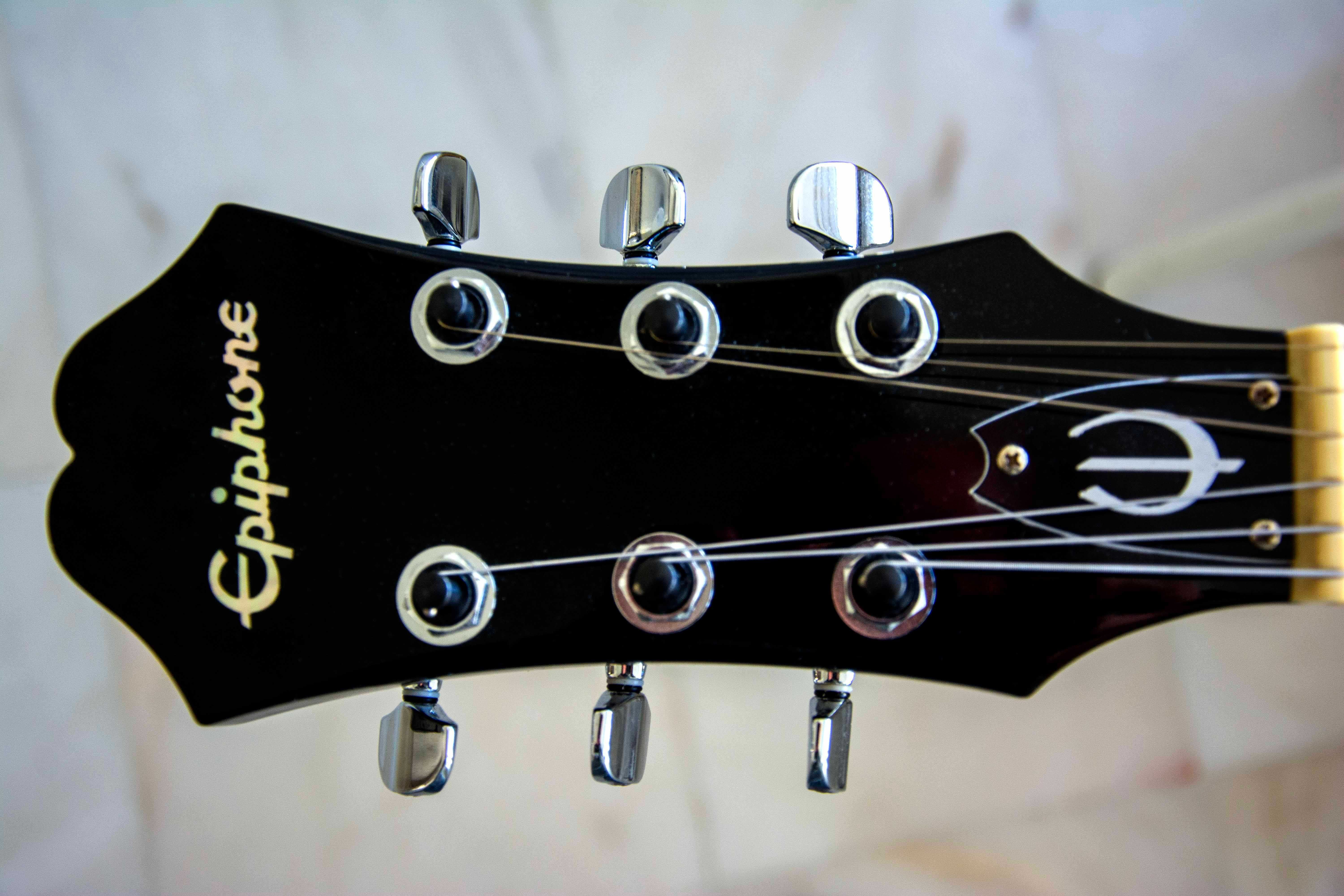 Epiphone Casino Sunburst, como nova, com Locking Tuners e Bigsby.