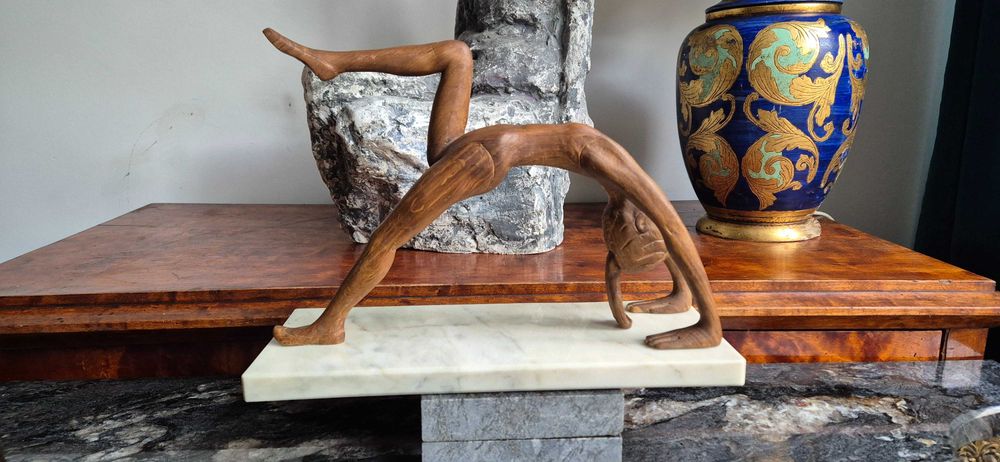 Rzeźba z drewna marmurowy postument Akt kobiecy Gimnastyczka joga