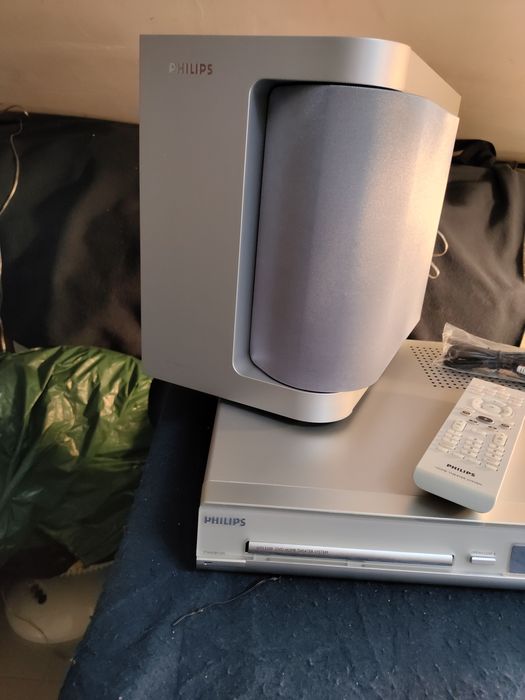 Aparelhagem Philips lê DVD/CD/radio. Subwoofer e 5 colunas