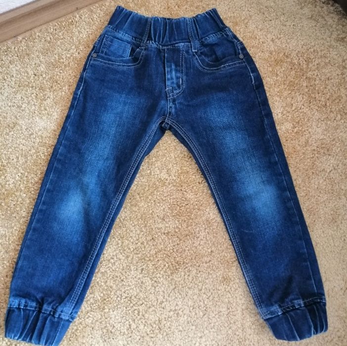 Продам джинсы для мальчика 3- 4 лет