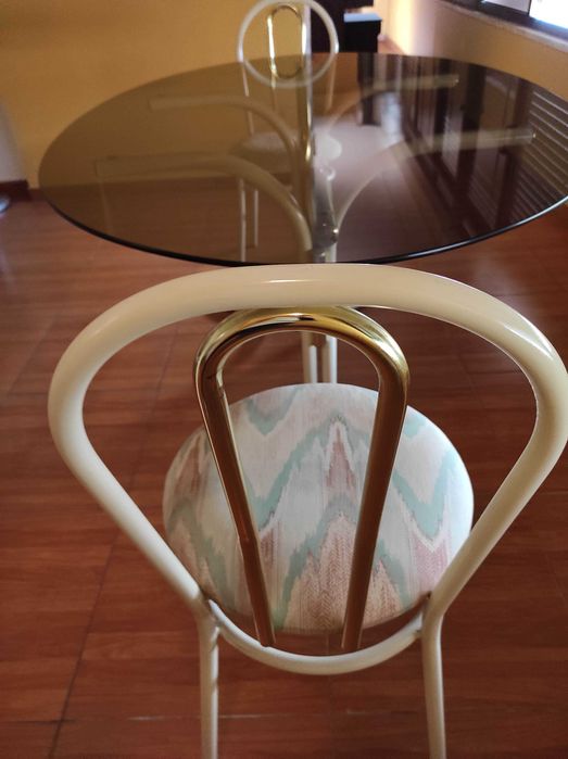 Mesa de sala oval + 2 cadeirad