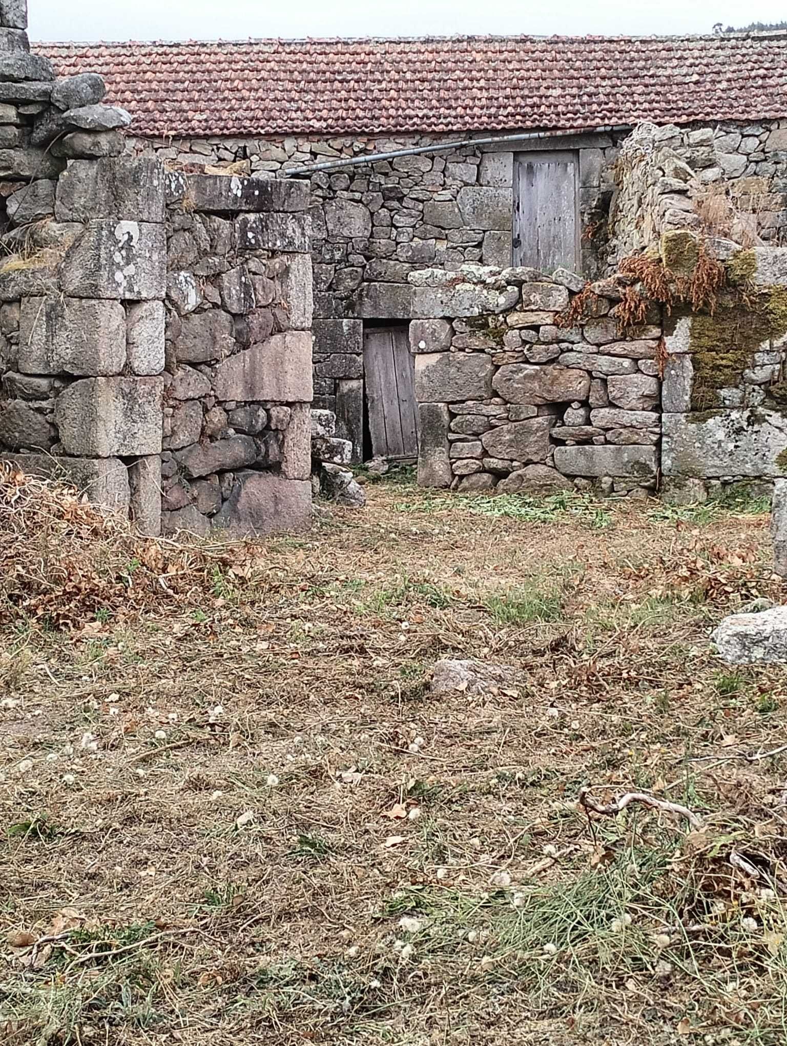Duas casas (ruínas) e terreno 800m2