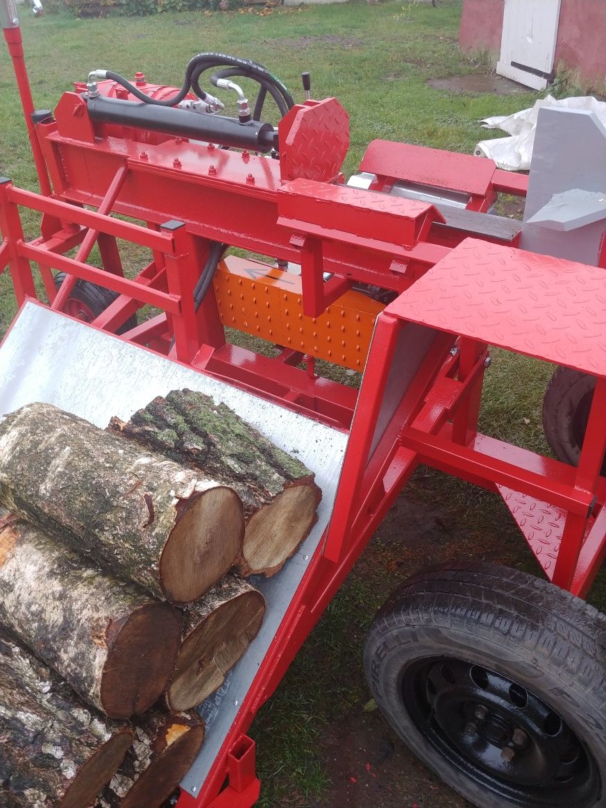 Łuparka spalinowa  hydrauliczna ze stołem zaladunkowym