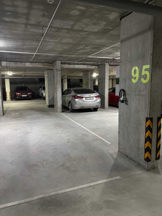 Оренда паркомісця із зарядкою | вул. Липинського; 5 Авеню