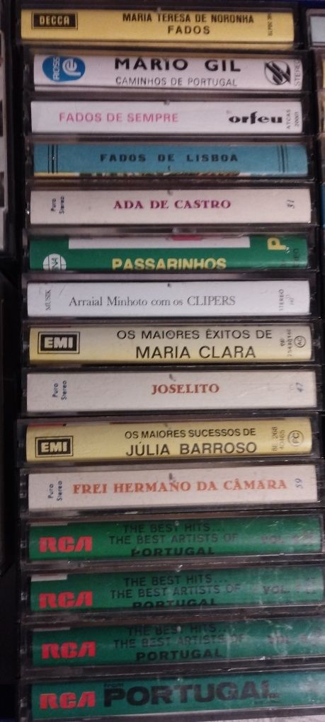 Cassetes antigas de fado e música tradicional