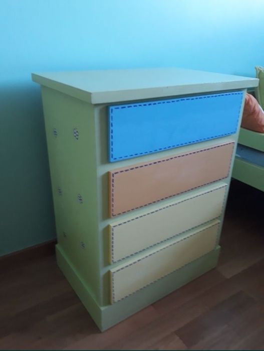 Mobília quarto criança 2 camas/cómoda/mesinha cabeceira pintada à mão