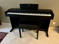 Piano digital YAMAHA ARIUS YDP-144B com banco