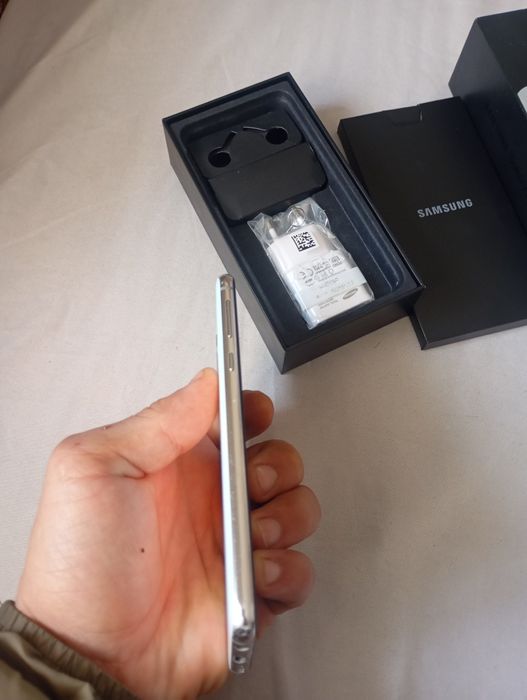 Продам Samsung S10e