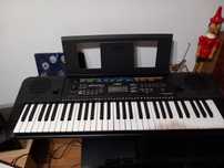 Piano eléctrico Yamaha preto