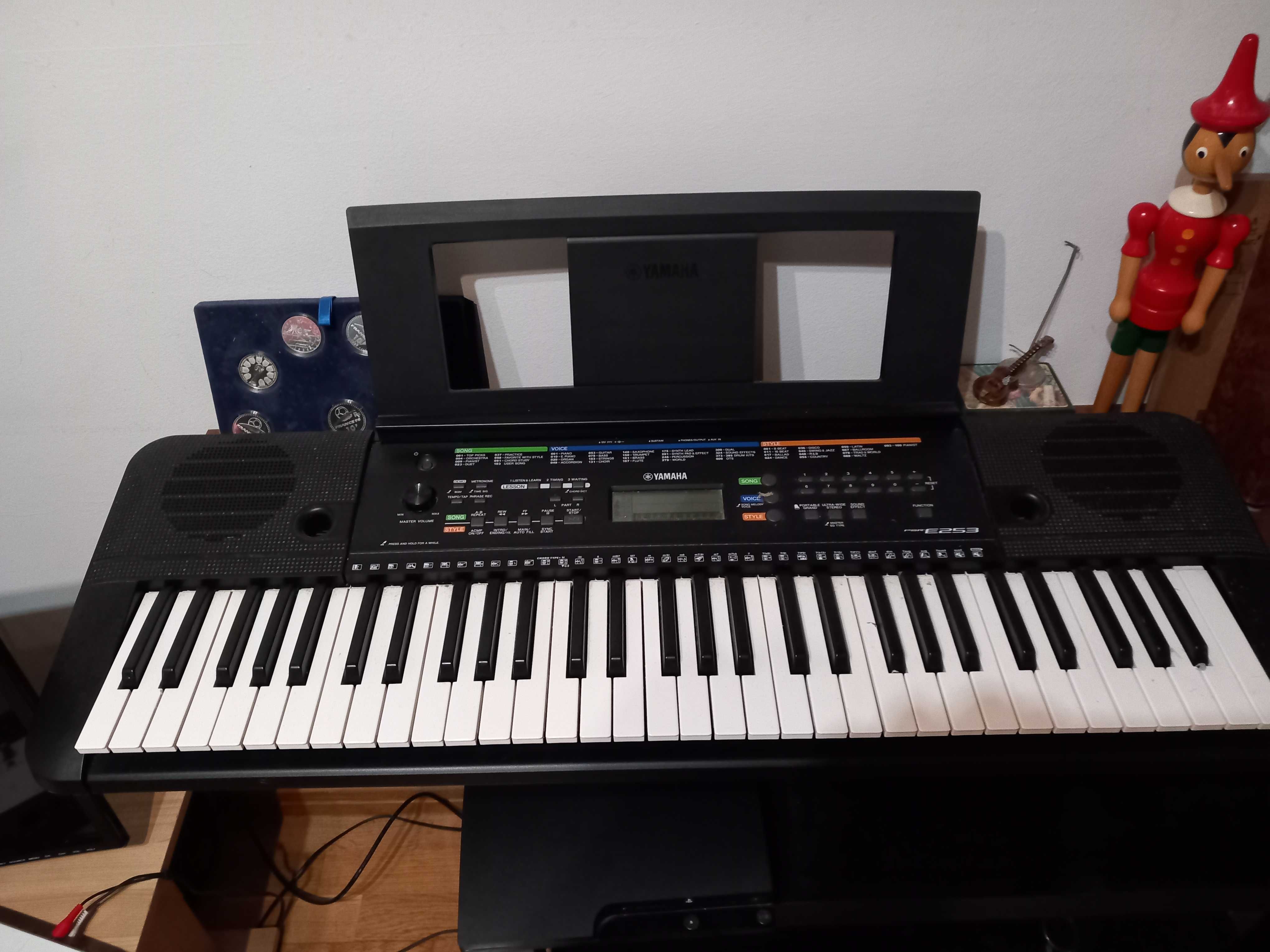 Piano eléctrico Yamaha preto