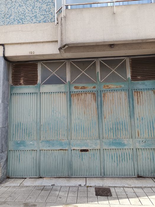 Excelente Armazém na zona industrial do Porto