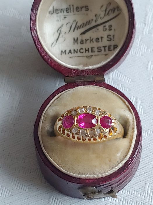 Pierscionek antyk,18ct zloto rubiny oraz diamenciki,rozmiar 8,2.9 gram